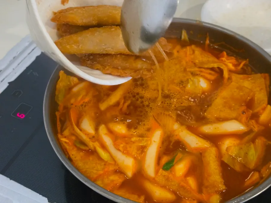 Jjolmyeon noodles soaked in rich sauce