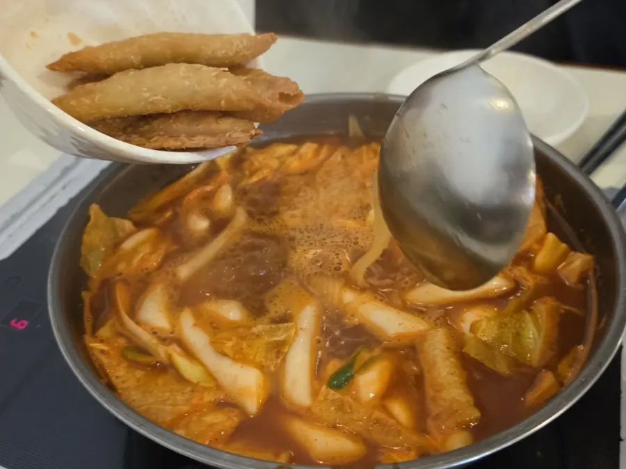 Crispy yakki-mandu served alongside the tteokbokki