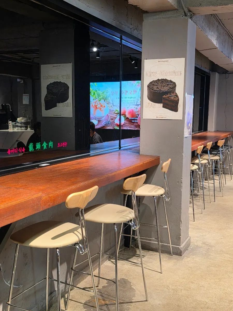 2nd-floor ordering area and tables