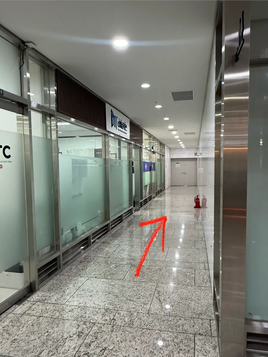 루필라테스로 가는 건물 내부 길