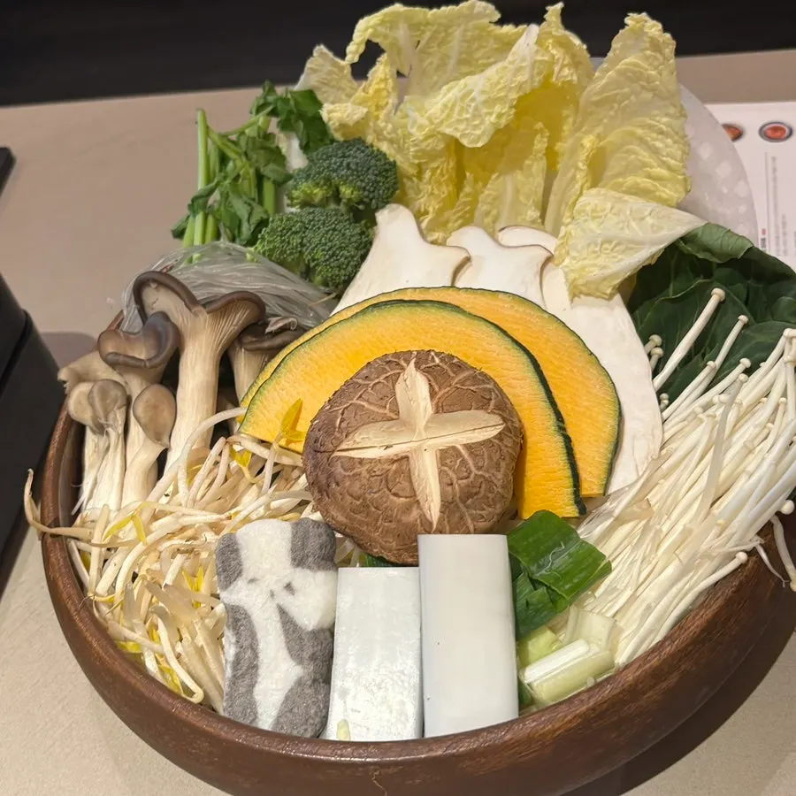 Neatly arranged shabu-shabu vegetables