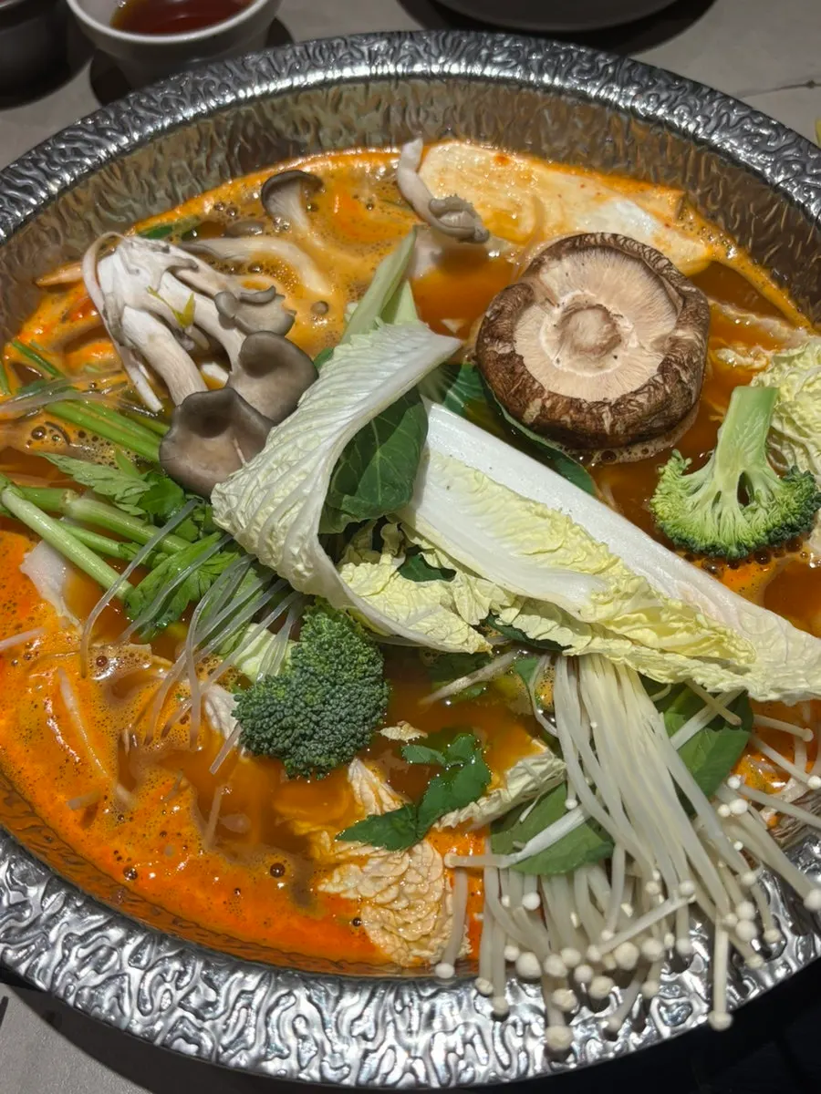 Adding vegetables to the red broth