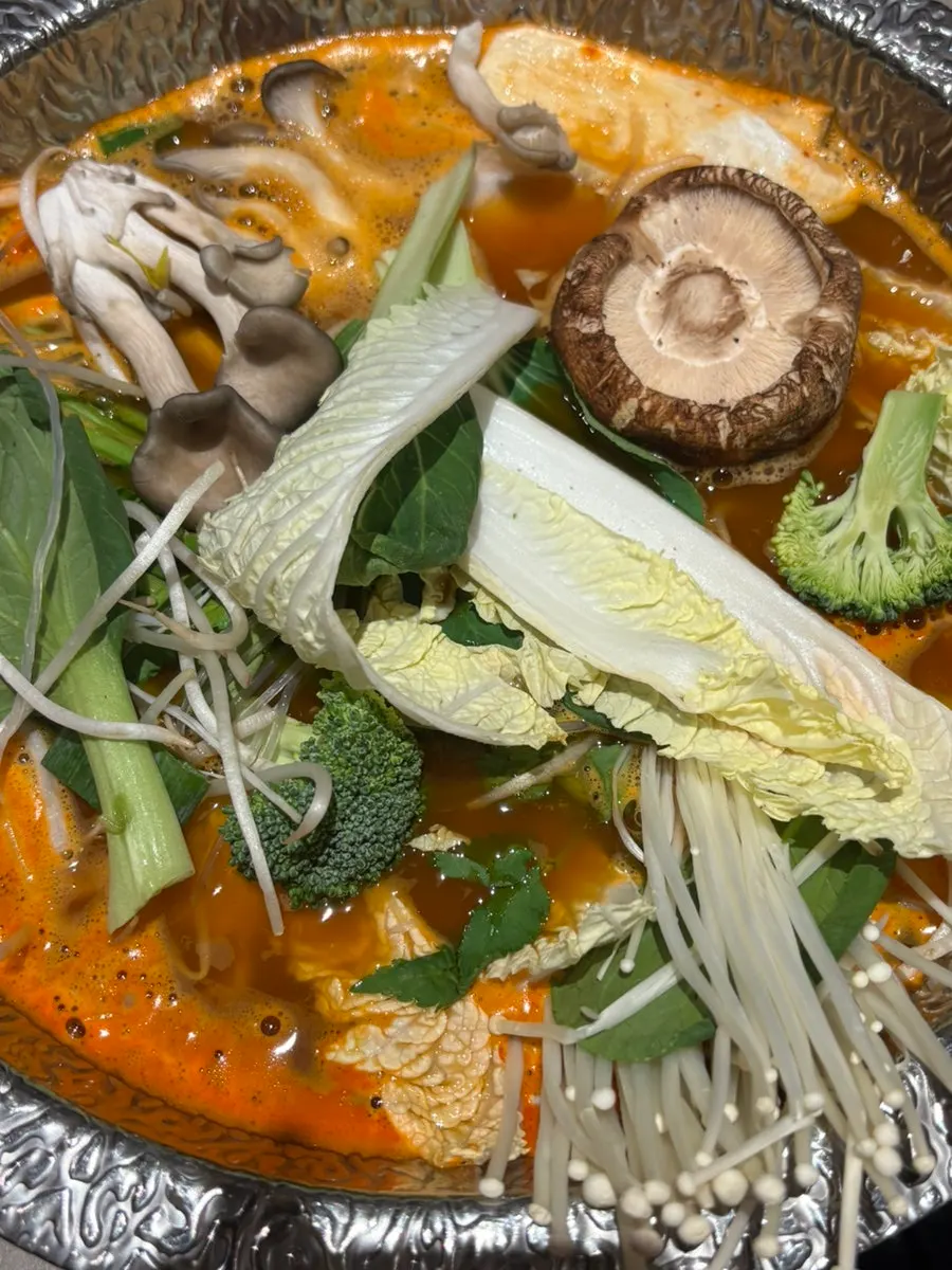 Pleasantly spicy red-broth shabu-shabu