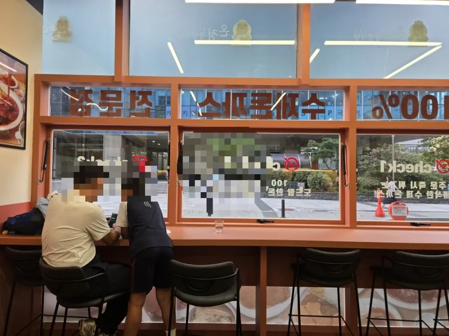 Table seating inside Onjeong Gyeongyang Sikdang