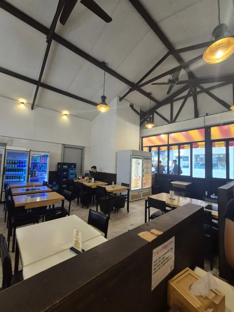 Interior of Hyeonseonine Yongsan Main Branch