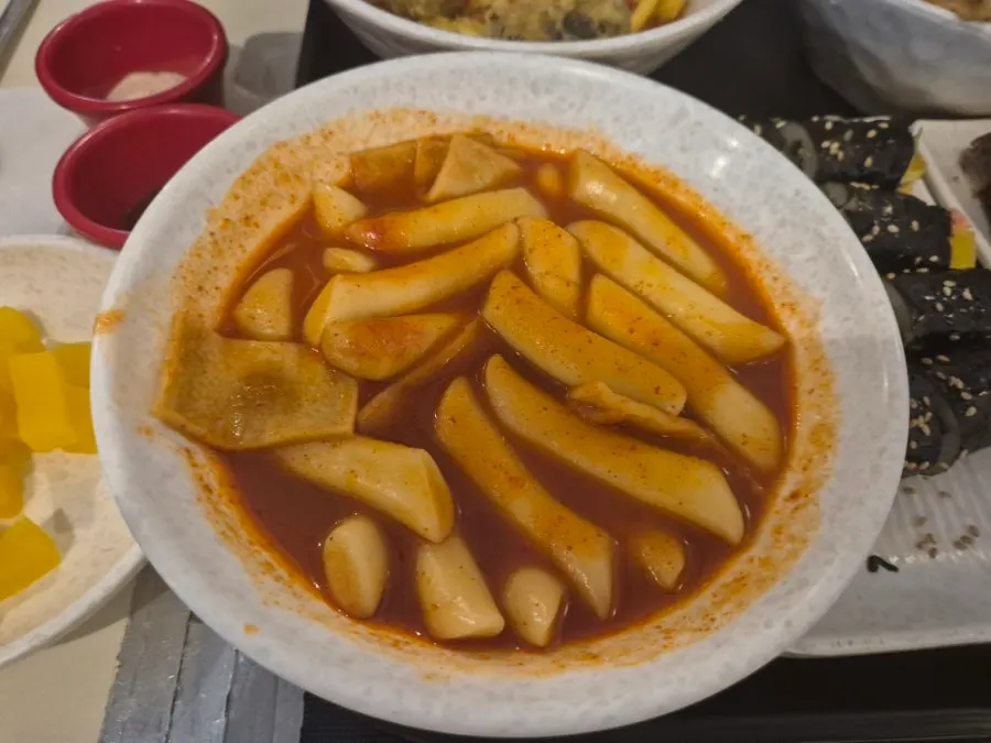Chewy rice cakes soaked in medium-spice sauce