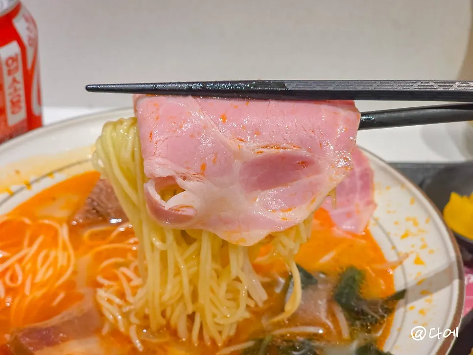 붉은 마라 국물 라멘과 동파육 토핑