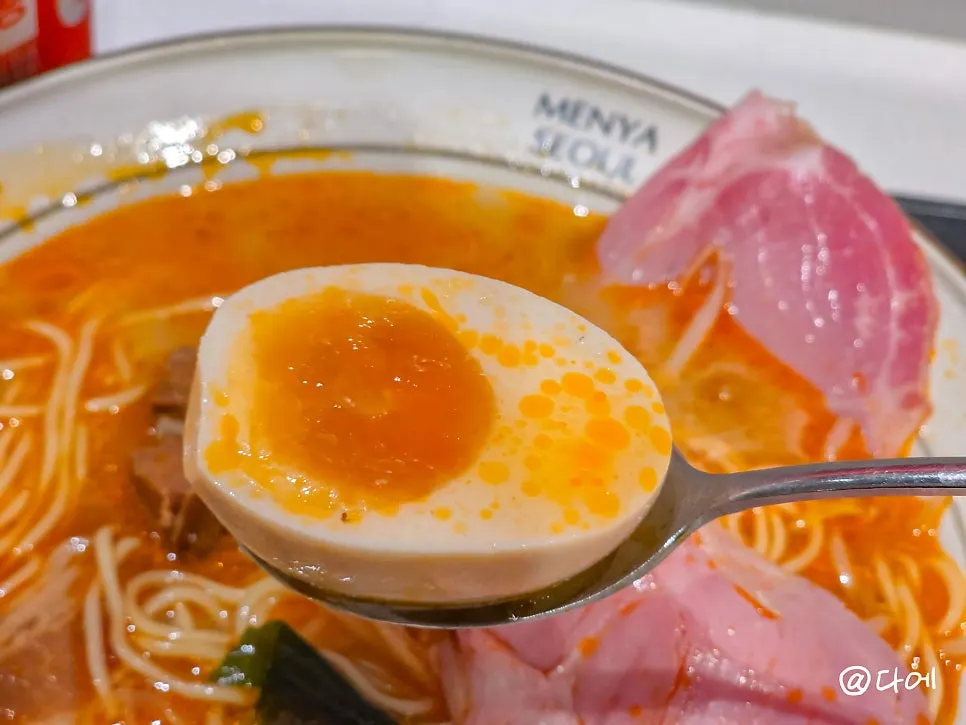 숙주와 파, 아지타마고가 올라간 마라 라멘
