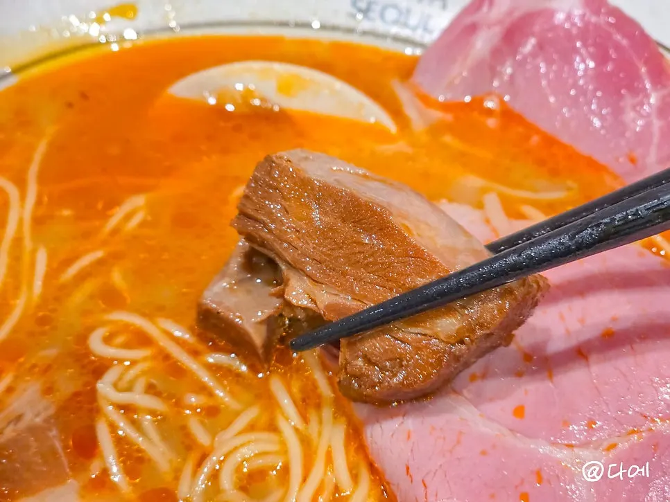 마라 국물을 떠올린 라멘 국물 클로즈업