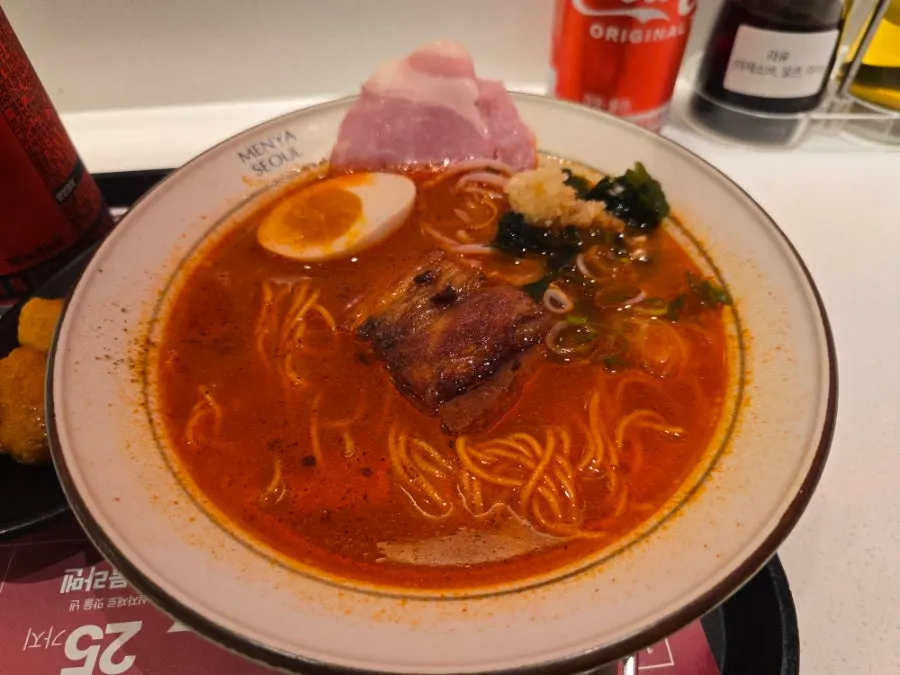 가라아게와 콜라가 포함된 라멘 세트