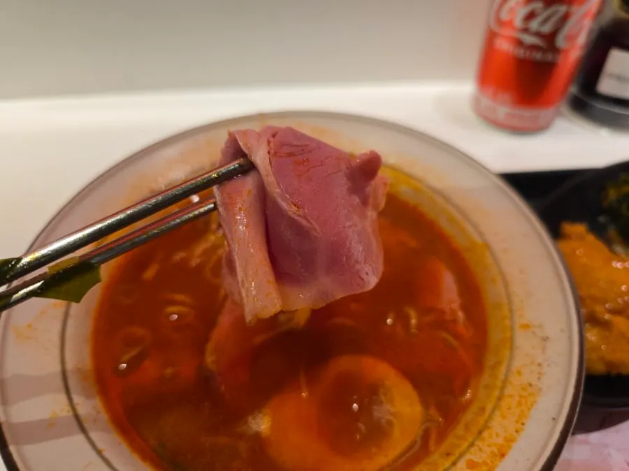 테이블 위 라유와 라멘