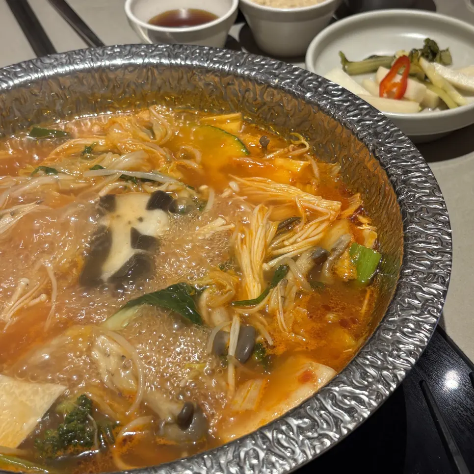 야채를 넣어 익히는 샤브샤브
