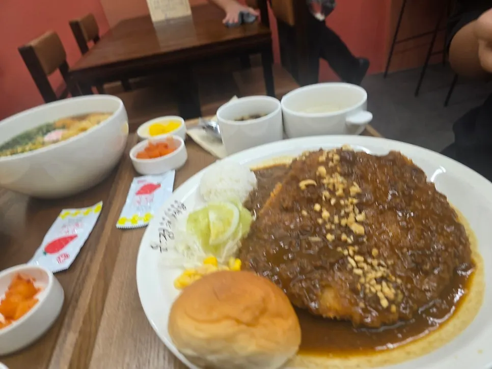 Spicy donkatsu with red house-special sauce