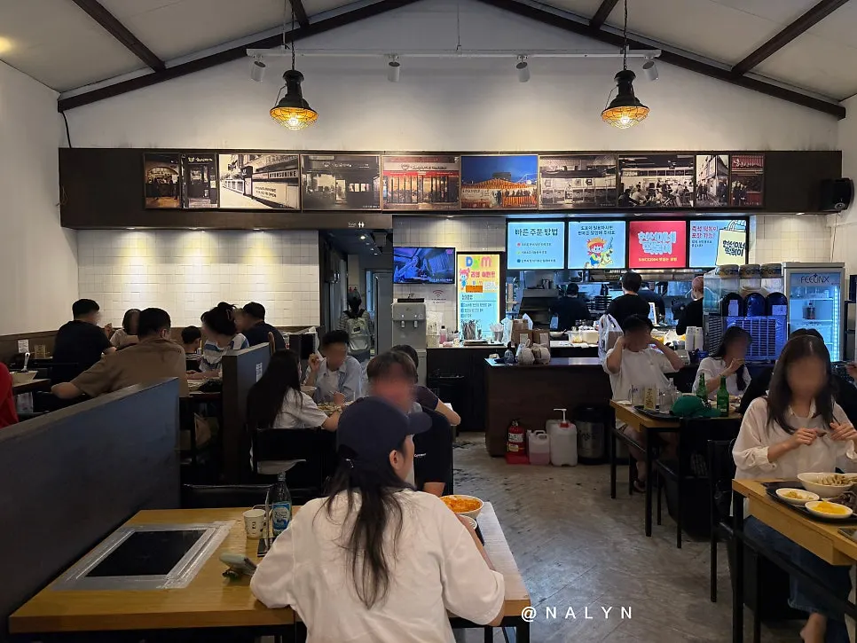 Dining area at Hyeonseonine Yongsan Main Branch