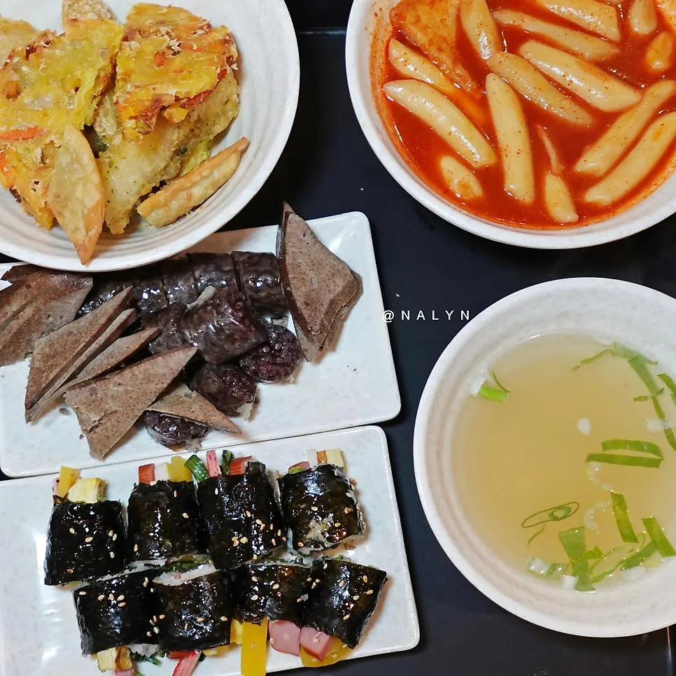 Hyeonseonine Set with tteokbokki and assorted fritters
