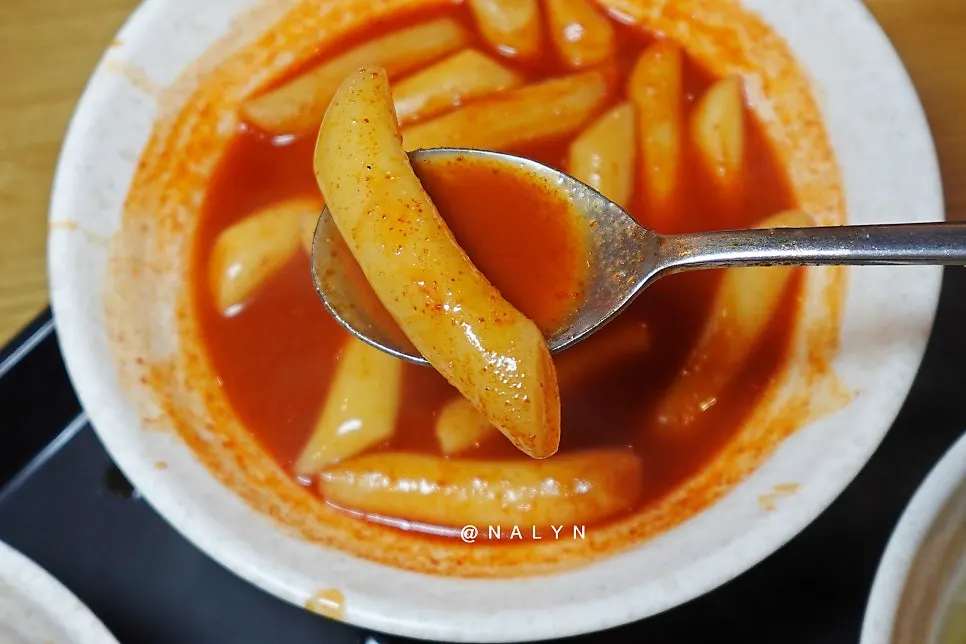 Spicy-sweet tteokbokki and cold beer