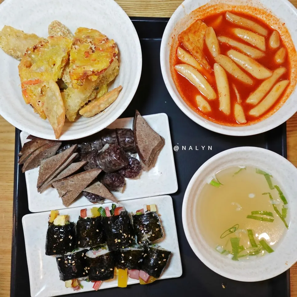 Dinner enjoyed with the tteokbokki-and-beer pairing
