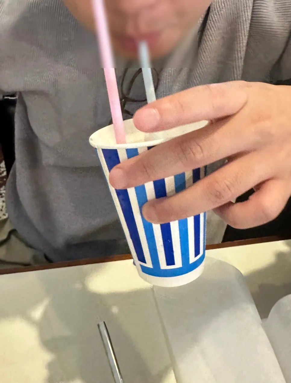 빨간 양념이 코팅된 중간맛 떡볶이