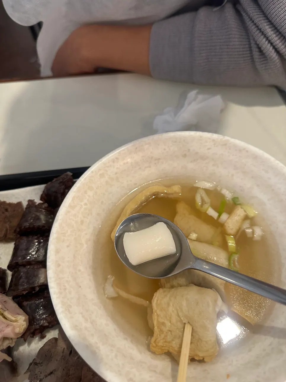 어묵과 떡볶이가 놓인 테이블