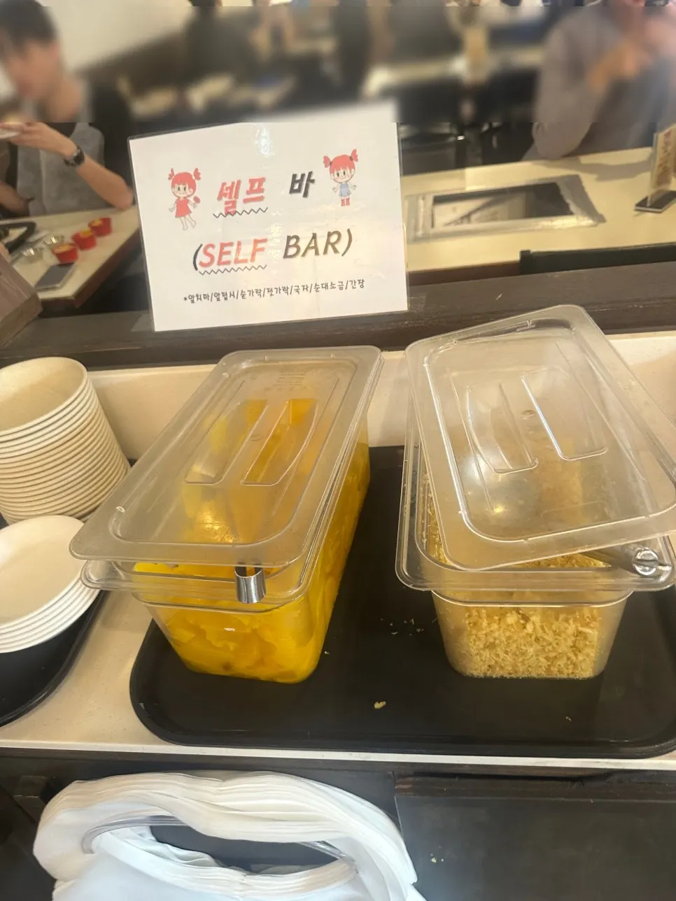 반쯤 먹은 콤보세트 상차림