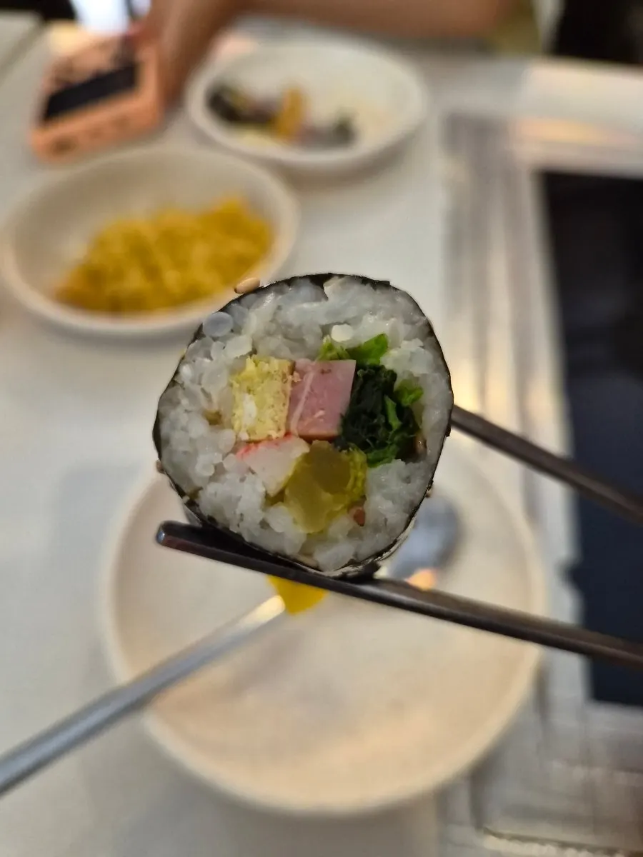 단면이 보이는 꼬마김밥 접시