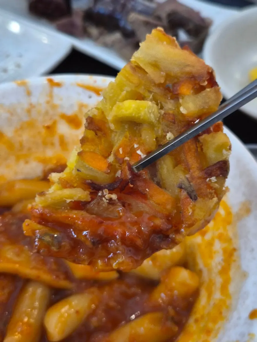 떡볶이 국물에 담근 튀김