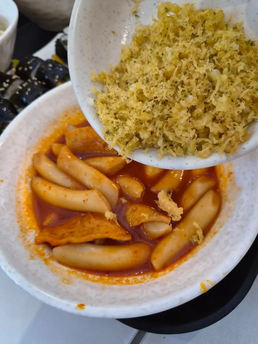 떡볶이 위에 뿌린 튀김가루