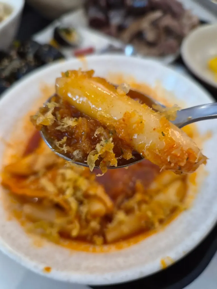 아이가 튀김가루에 굴려 먹은 떡볶이