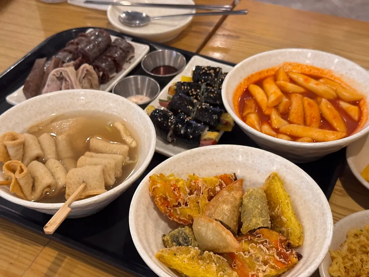 테이블을 가득 채운 현선이콤보세트 한 상