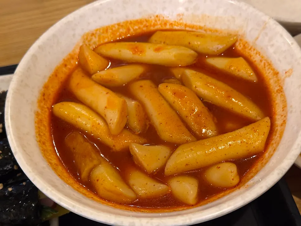 중간맛 소스에 버무려진 밀떡 떡볶이