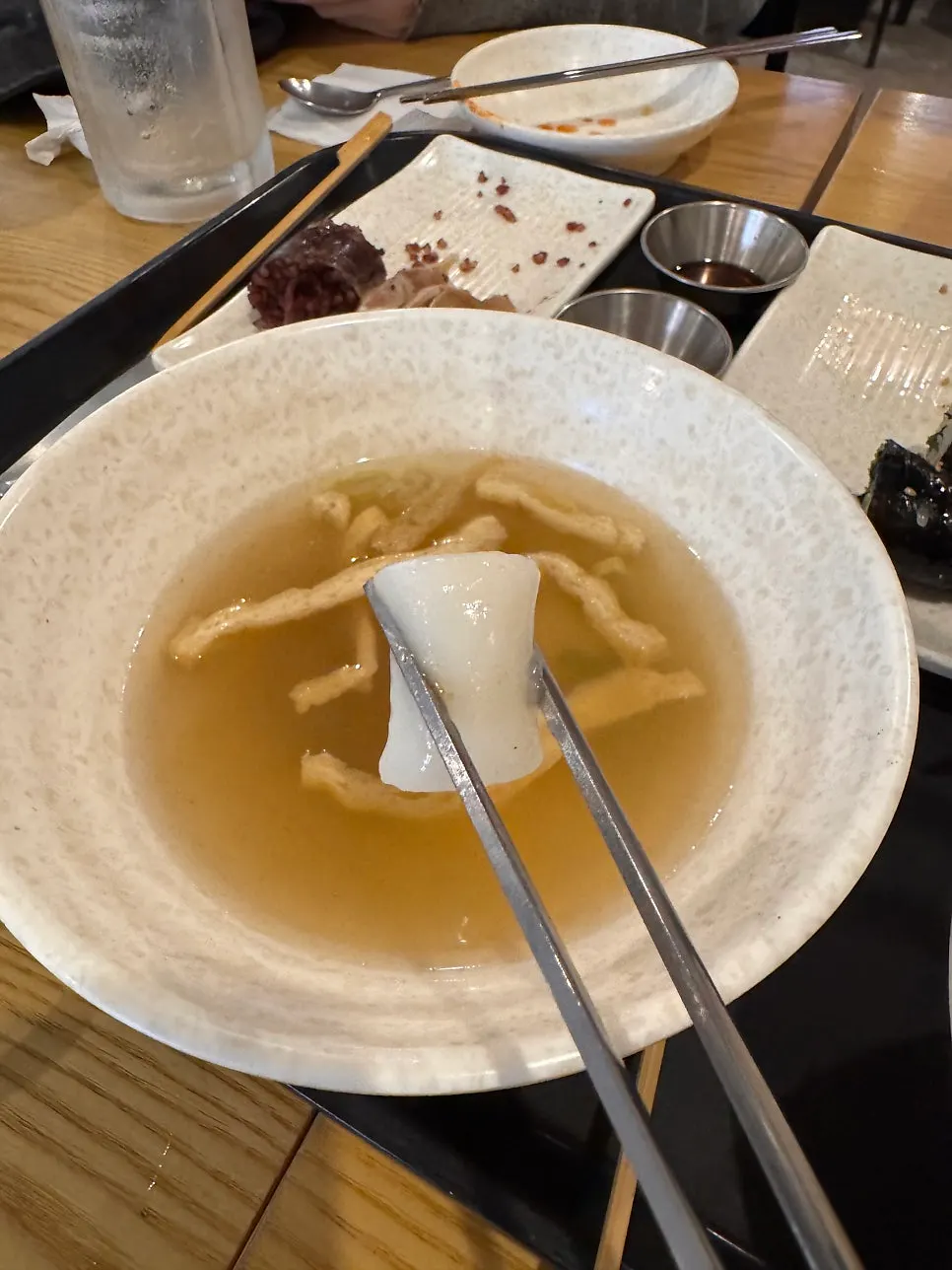 떡볶이와 분식 메뉴를 함께 담은 접시