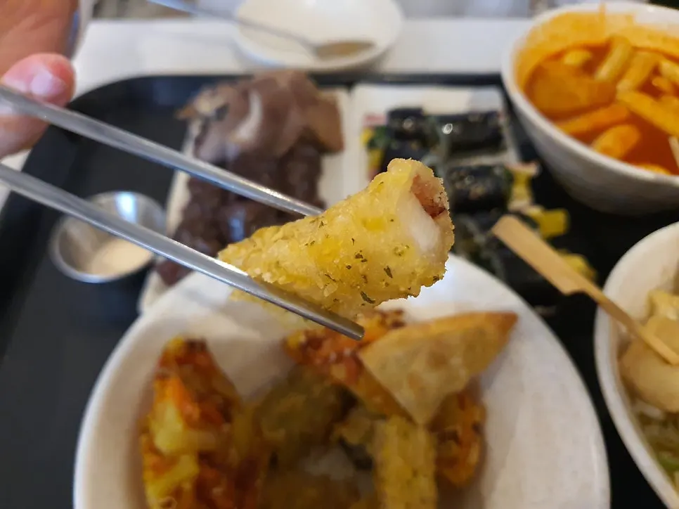 중간맛 떡볶이와 튀김가루