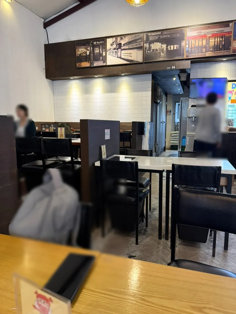 현선이네 용산본점 넓은 홀 내부