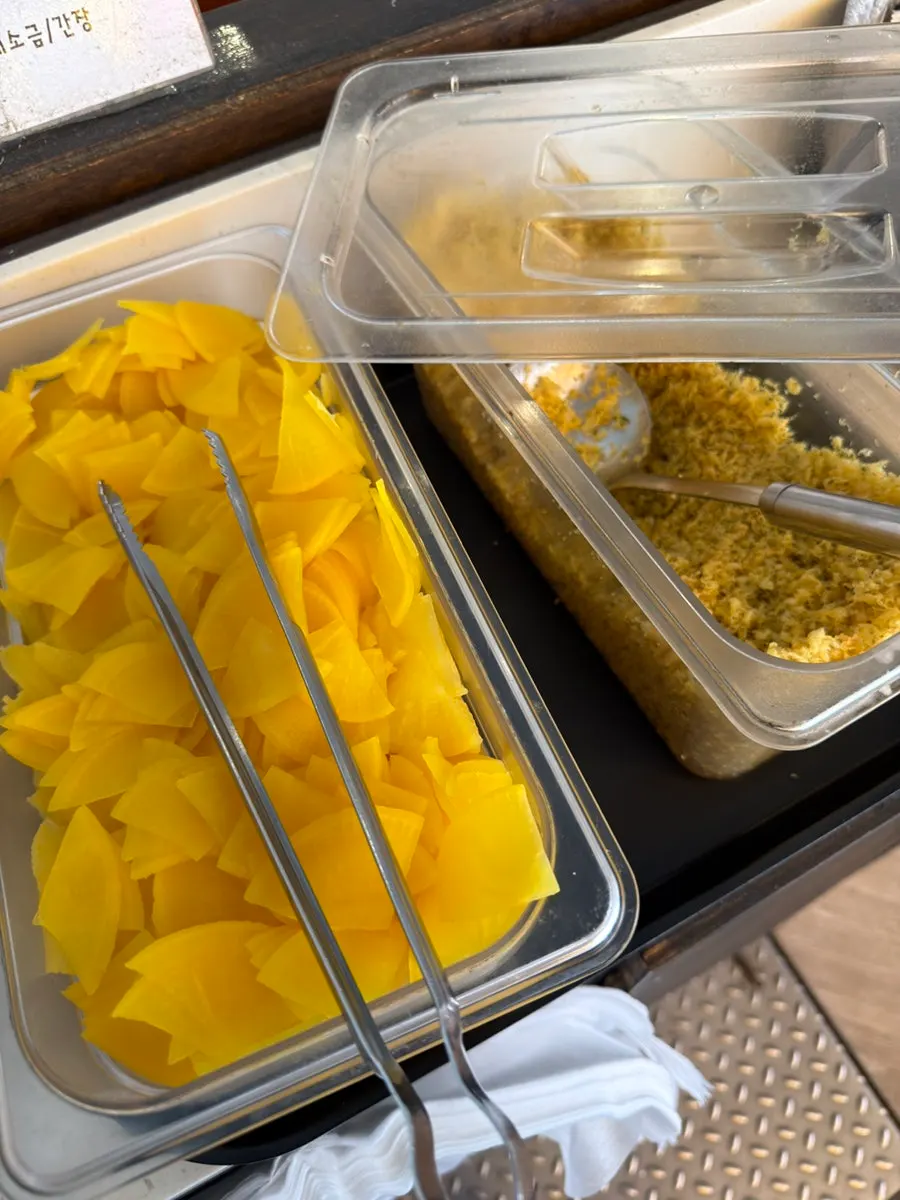 Self-service bar for meal supplies