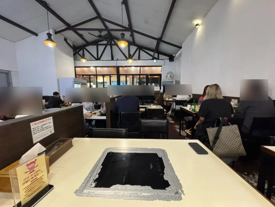 Wide shot of the dining hall at Hyeonseonine Yongsan Main Branch
