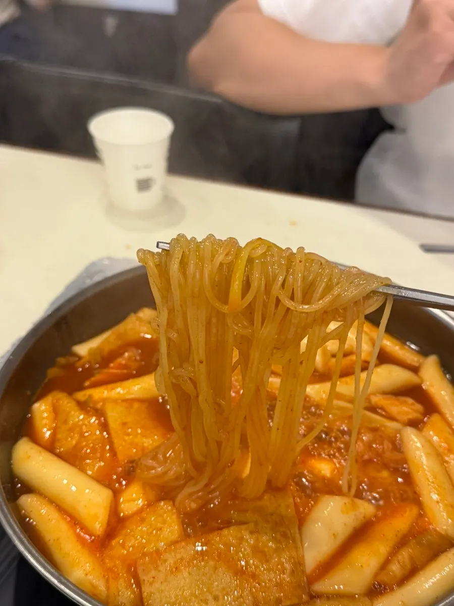 Drinks placed alongside the tteokbokki