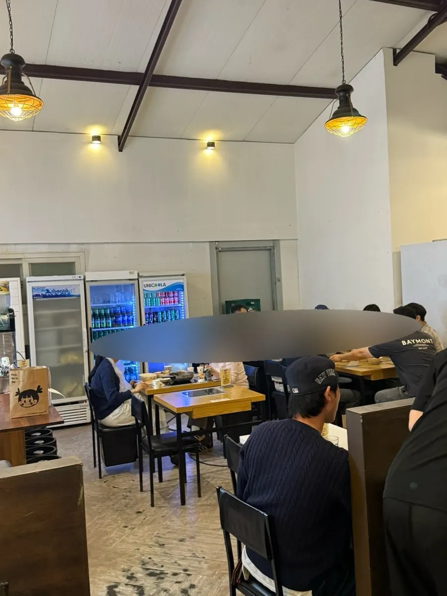 인덕션 테이블이 있는 매장 내부