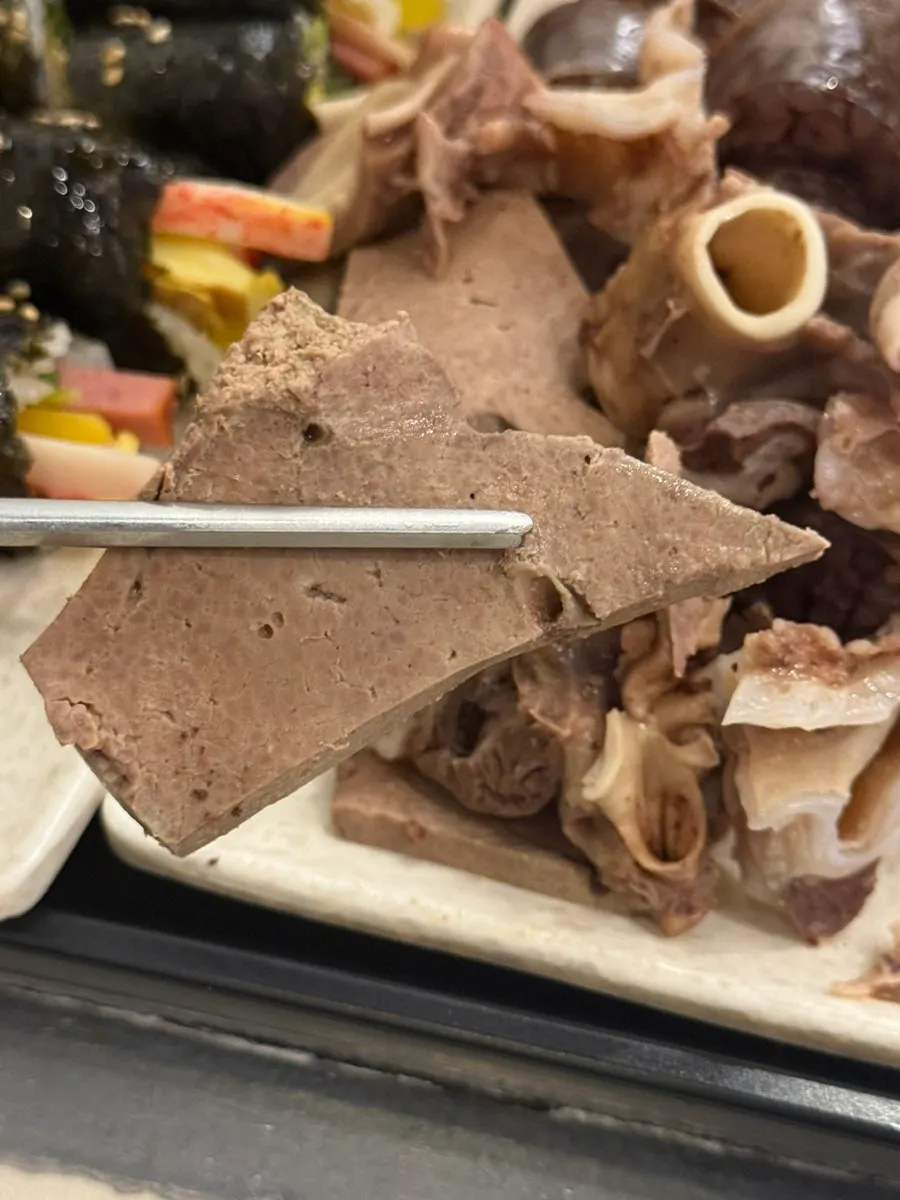 순대와 내장이 담긴 세트 구성
