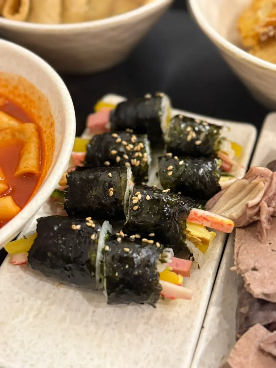 떡볶이 소스와 함께 먹는 순대