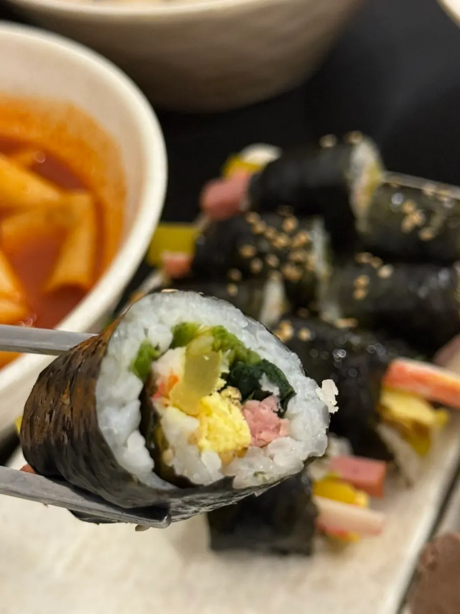 깨가 뿌려진 꼬마김밥