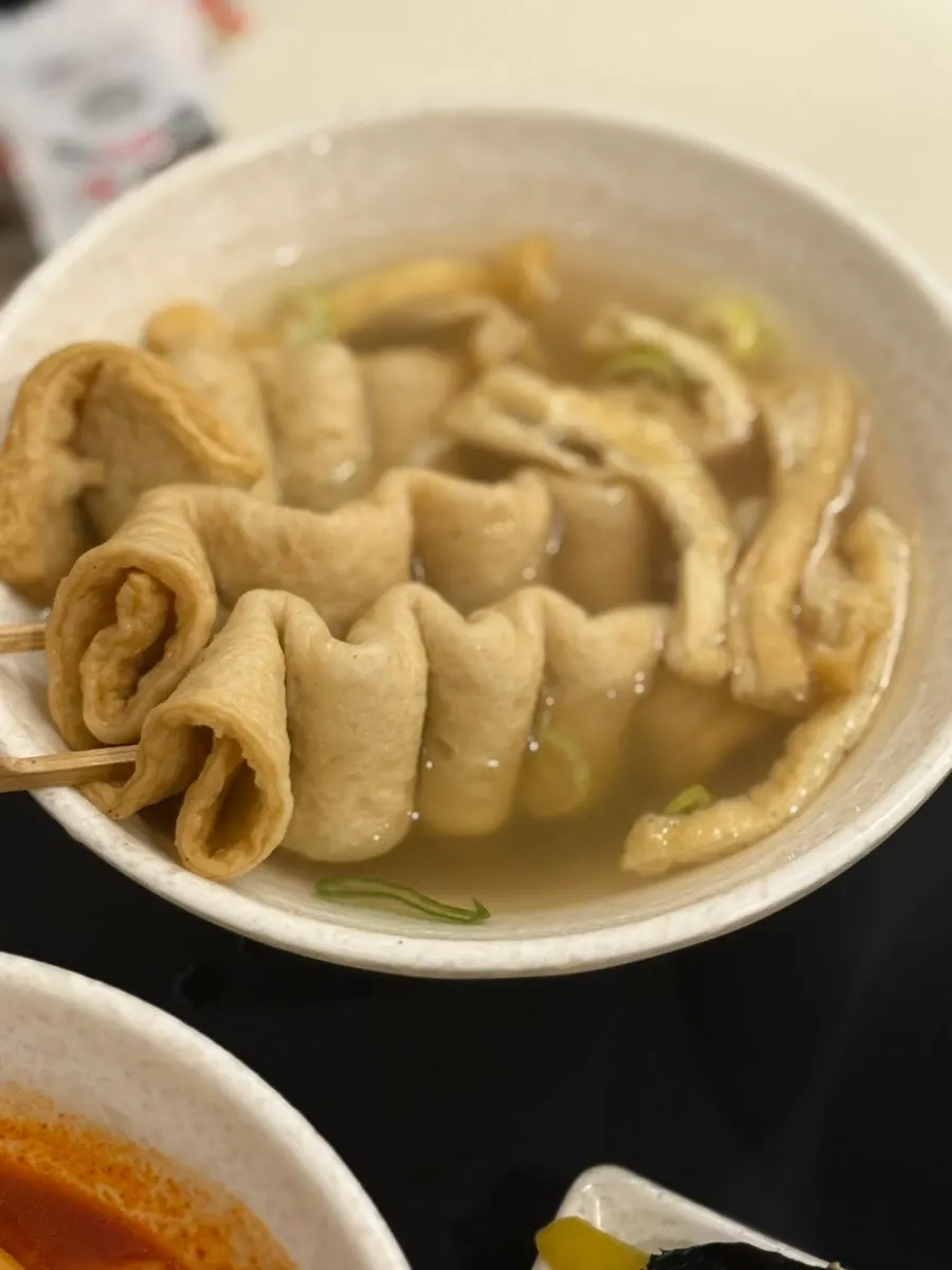 떡볶이 국물에 찍어 먹는 김밥