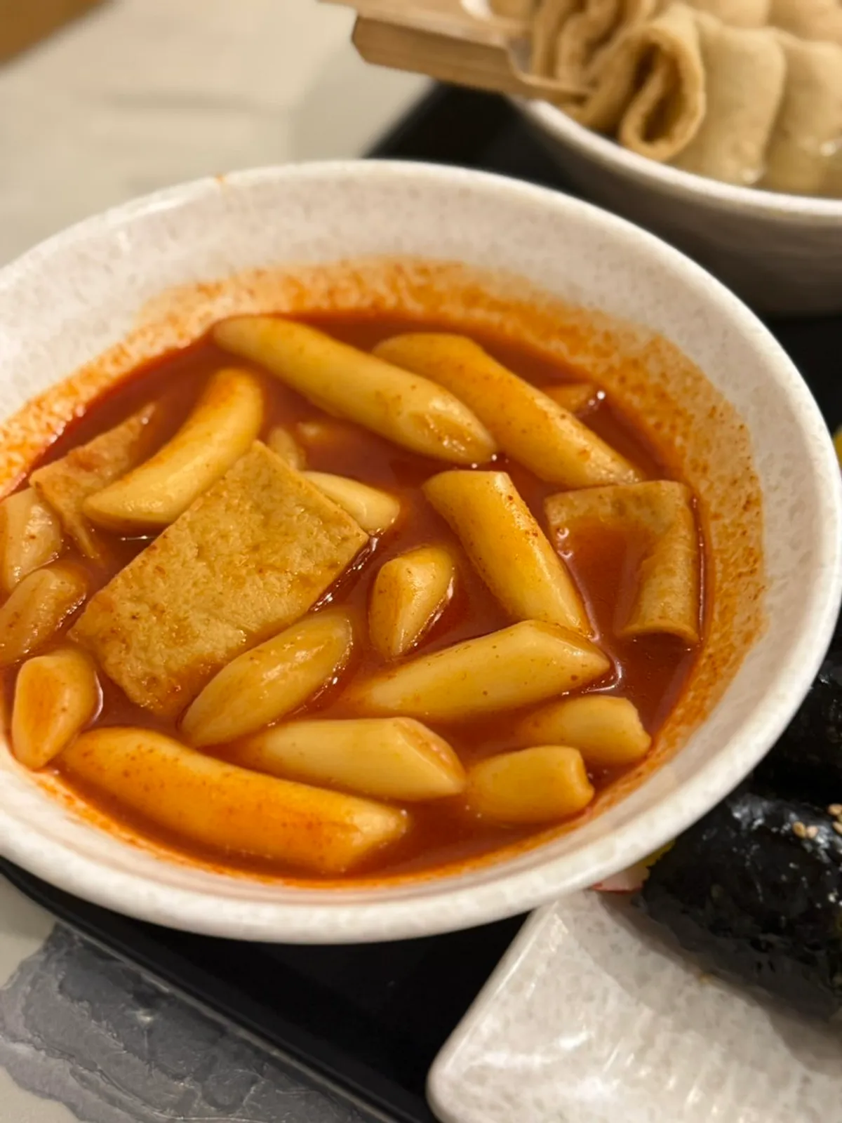 떡볶이 국물에 찍어 먹는 김말이