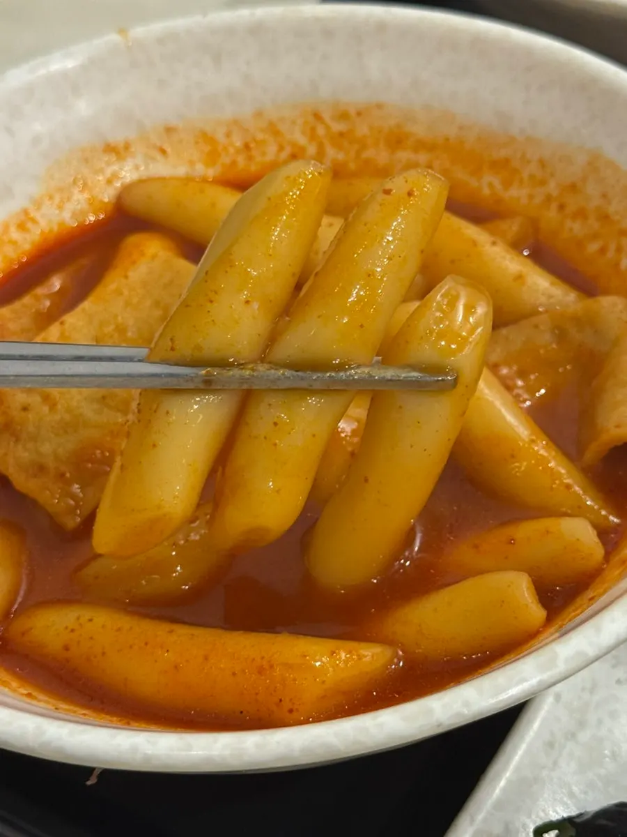 국물을 머금은 어묵과 떡볶이