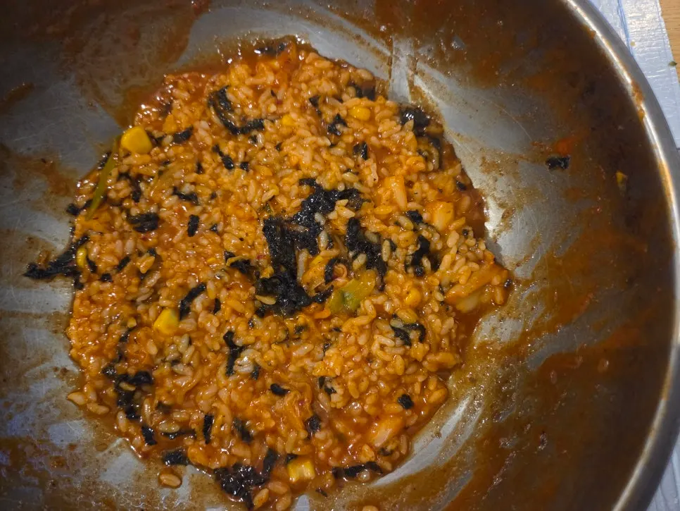 Fried rice topped with seaweed flakes
