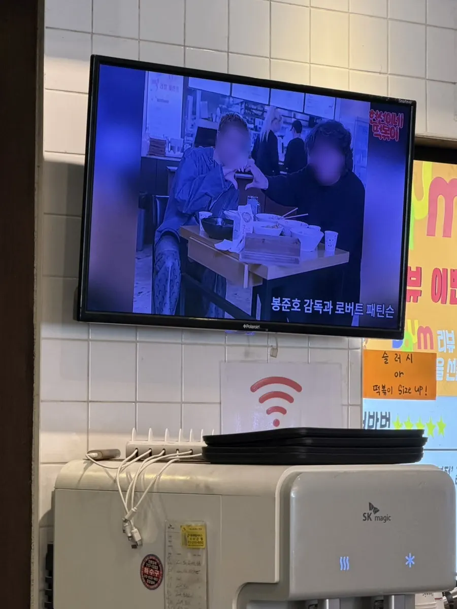 Interior seating at Hyeonseonine Yongsan Main Branch