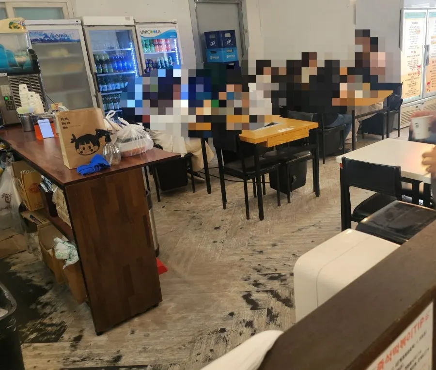 좌석이 넉넉한 현선이네 용산본점 매장 내부