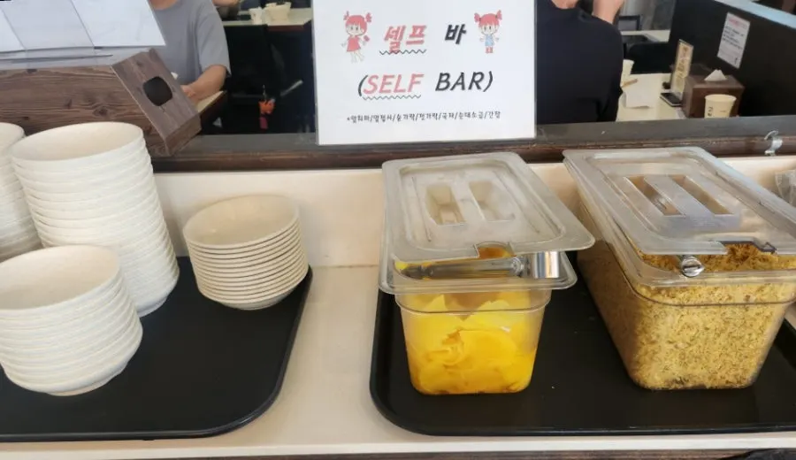 앞치마와 튀김가루가 놓인 셀프바