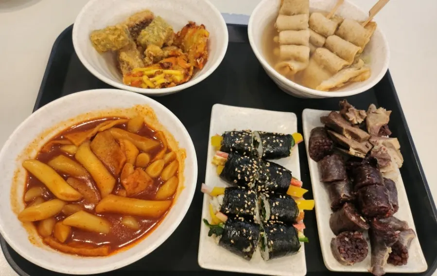 떡볶이 순대 튀김 꼬마김밥 어묵으로 차려진 현선이 콤보세트