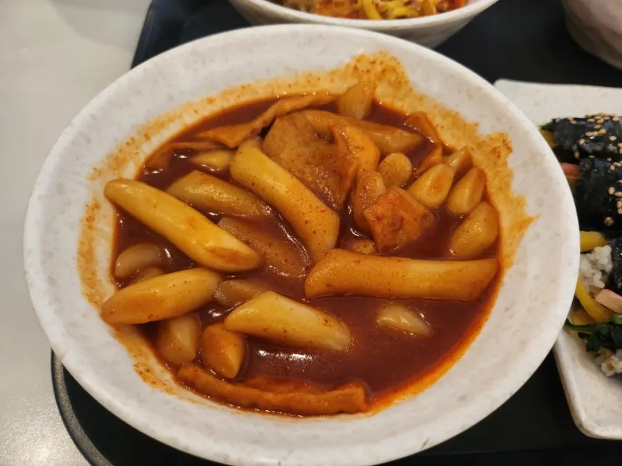 중간맛으로 주문한 밀떡 국물떡볶이