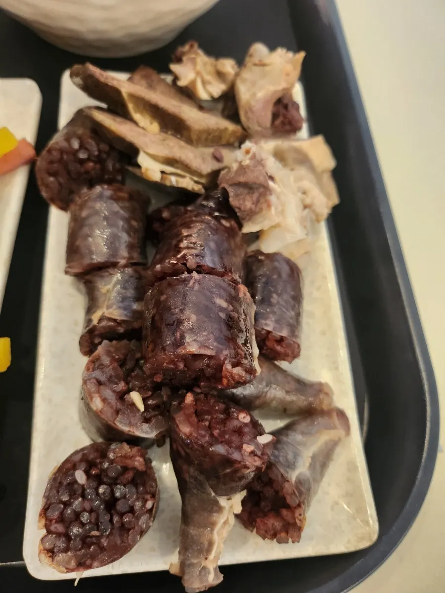 내장 기본으로 나온 순대 한 접시